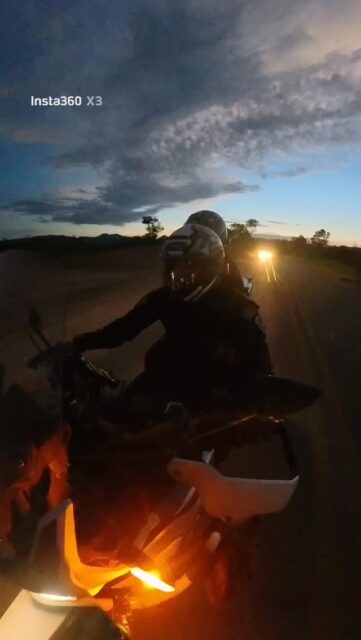 🏍️Desafio em 2 Rodas🏍️
AS MELHORES COISAS DA VIDA SÓ TE CUSTAM CORAGEM! 🌟✨
Seja encarar uma nova estrada, explorar lugares desconhecidos ou simplesmente sair da zona de conforto, tudo começa com um passo ousado! 🚀🩵
A coragem é o combustível que nos leva a viver aventuras incríveis sobre duas rodas! 🏞️🔥 Então, coloque o capacete, sinta o vento no rosto e desafie-se a ir além!
Quais desafios você já enfrentou na estrada? Compartilhe suas histórias nos comentários! 👇🏽💬
#desafioem2rodas #coragemparaviver #aventurassobreduasrodas #vivaintensamente