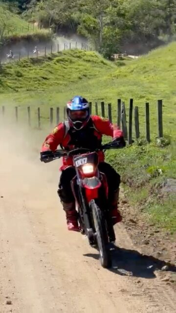 🌟 Desafio em 2 rodas 🌟

Sabe aquele remédio que não tem bula e não se encontra em farmácia nenhuma? 🏍️💨🌿

Muitas vezes, a cura que a gente precisa vem em forma de uma trilha rasgando a montanha, de paisagens que tiram o fôlego, daquelas boas risadas com os irmãos de estrada e da sensação indescritível de liberdade que só o vento no rosto proporciona.

📵 Desconecte da rotina pesada.
🌲 Conecte-se com a natureza.
👊🏽 Acelere fundo em direção a novas experiências.

Não se engane: a mágica da vida não acontece no sofá da sala. Ela começa exatamente onde a sua zona de conforto termina. Ela exige movimento, atitude e coragem para abraçar de peito aberto cada DESAFIO que a estrada coloca na sua frente.

Seja engolindo o asfalto ou levantando poeira na terra, o maior DESAFIO de todos é dar a primeira partida e ir viver! 🔥

E aí, qual vai ser o seu próximo DESAFIO em 2 rodas? 
Conta pra mim aqui nos comentários! 👇🏽

@nikityadventure 
#desafioem2rodas #mototerapia #aventurademoto #motociclismo #irmandadesobreduasrodas
